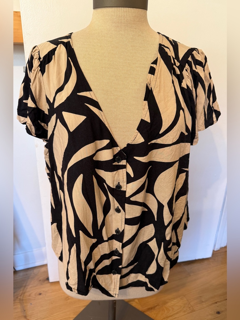 Sanctuary Lightweight Black and Tan Abstract Button-Front Blouse